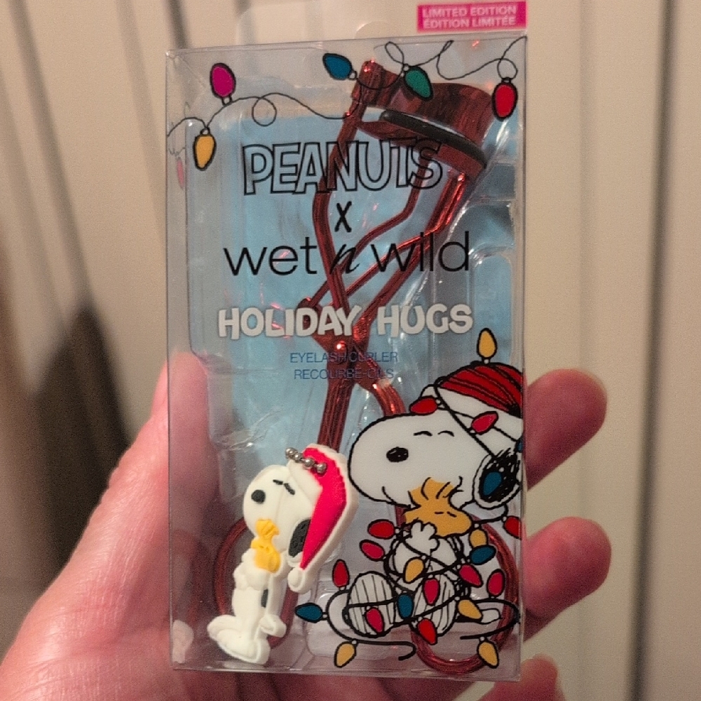 Wet n Wild Limited Edition Peanuts Holiday Hugs Eyelash Curler